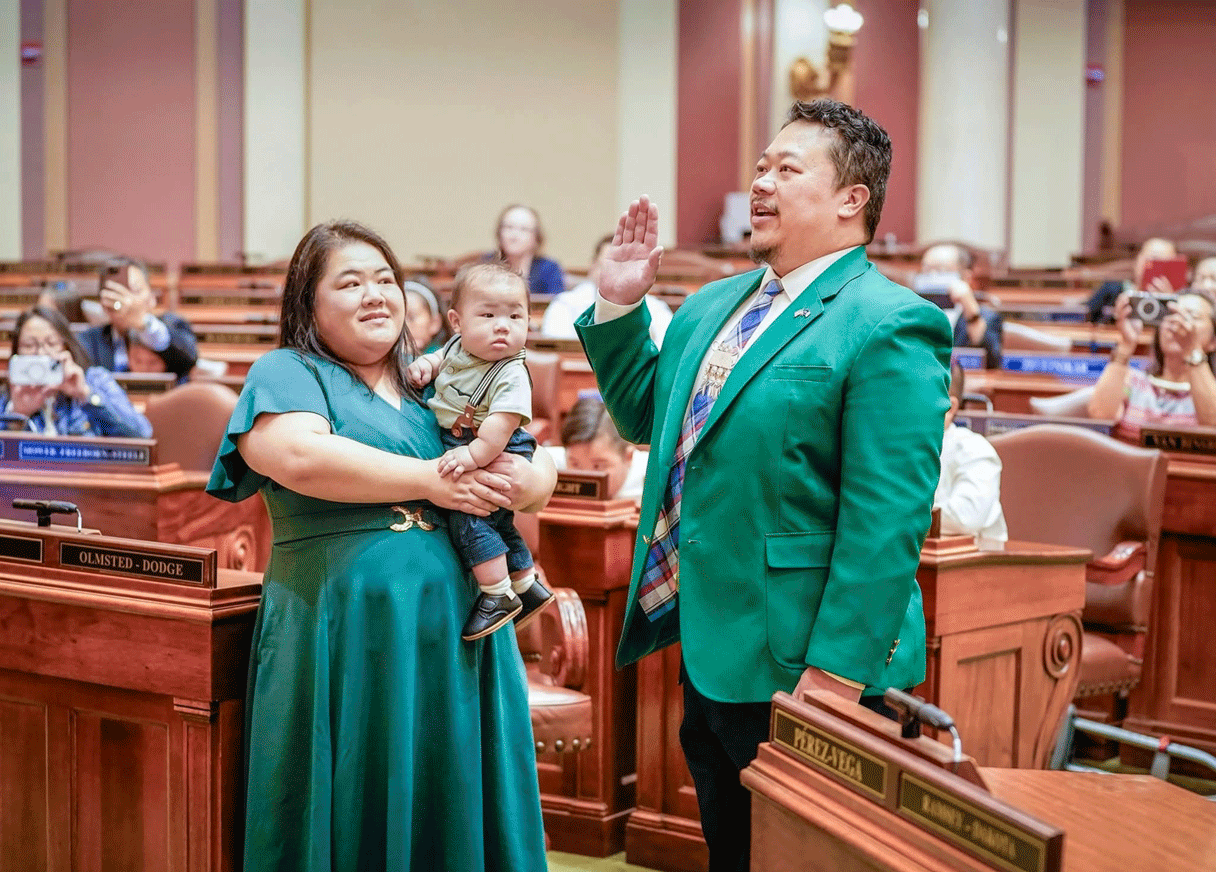 2-1-XP-Lee-being-sworn-in